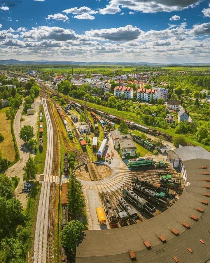 Отель Wagony Sypialne W Muzeum Kolejnictwa Jaworzyna Slaska Экстерьер фото